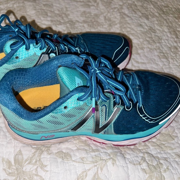 New Balance Women's 1260 V6 - Picture 1 of 4